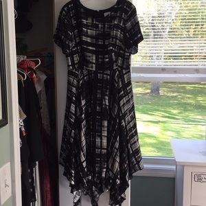 black and white pattern dress .100% rayon.